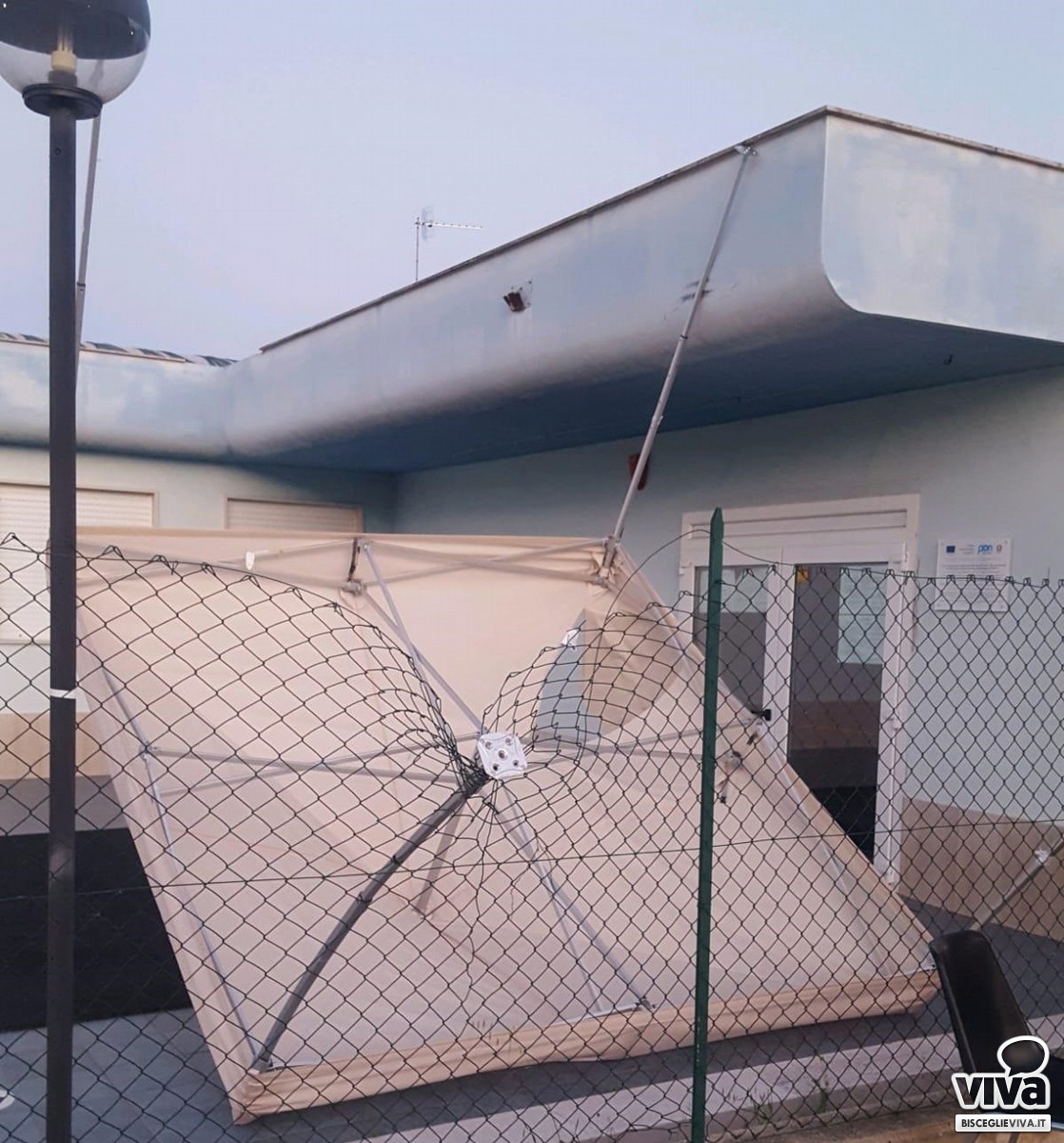 Vandali nell'atrio del PalaCosmai, rotta parte di recinzione e danni a un gazebo