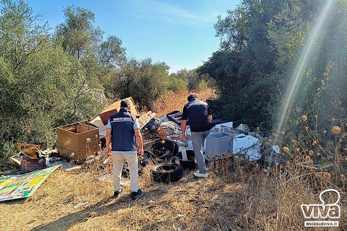 Discarica a cielo aperto in zona Lama di Macina