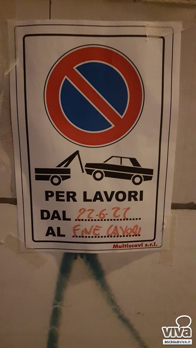 Il cartello che indica il divieto di sosta in via Mazzini per i lavori