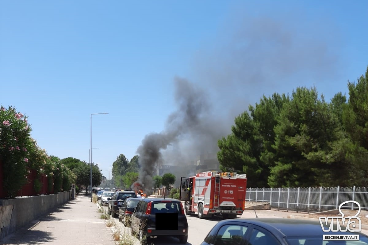 Bisceglie, auto in fiamme a pochi passi dal parco Sant'Andrea
