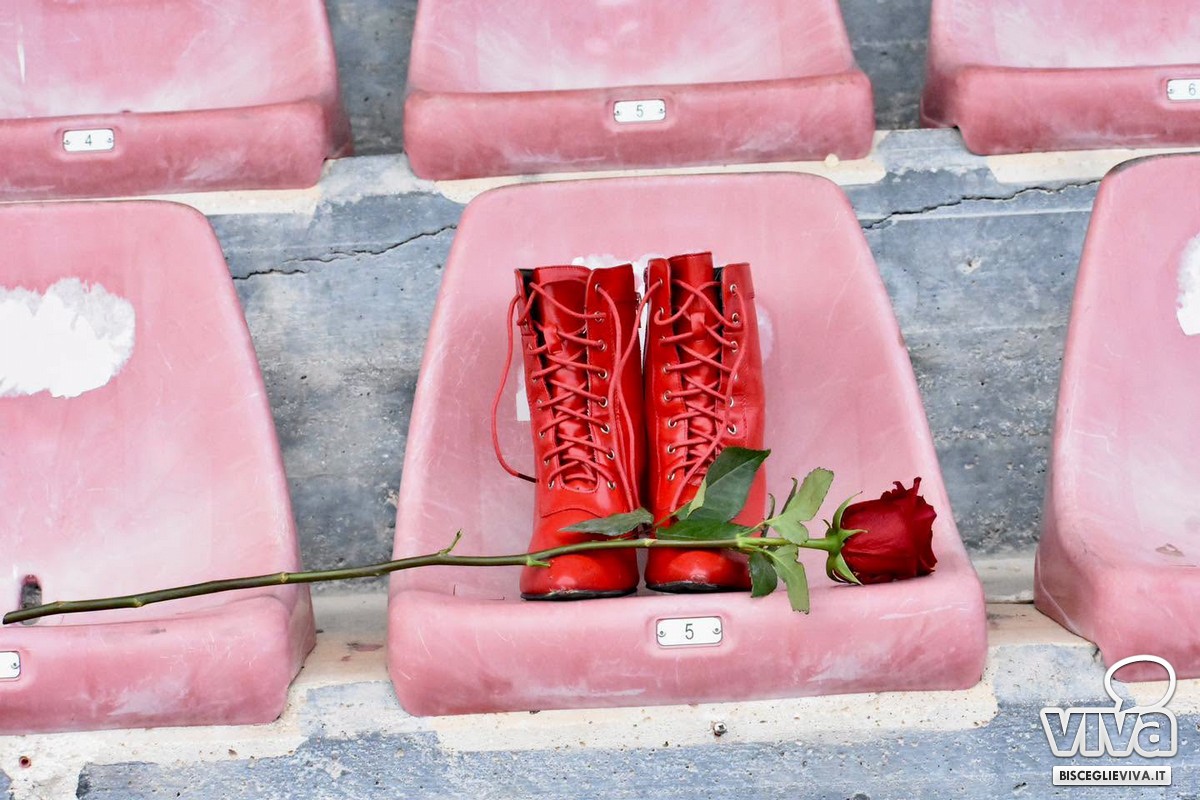 Scarpette rosse e una rosa su un seggiolino del Ventura per Lorena Isceri, vittima di femminicidio