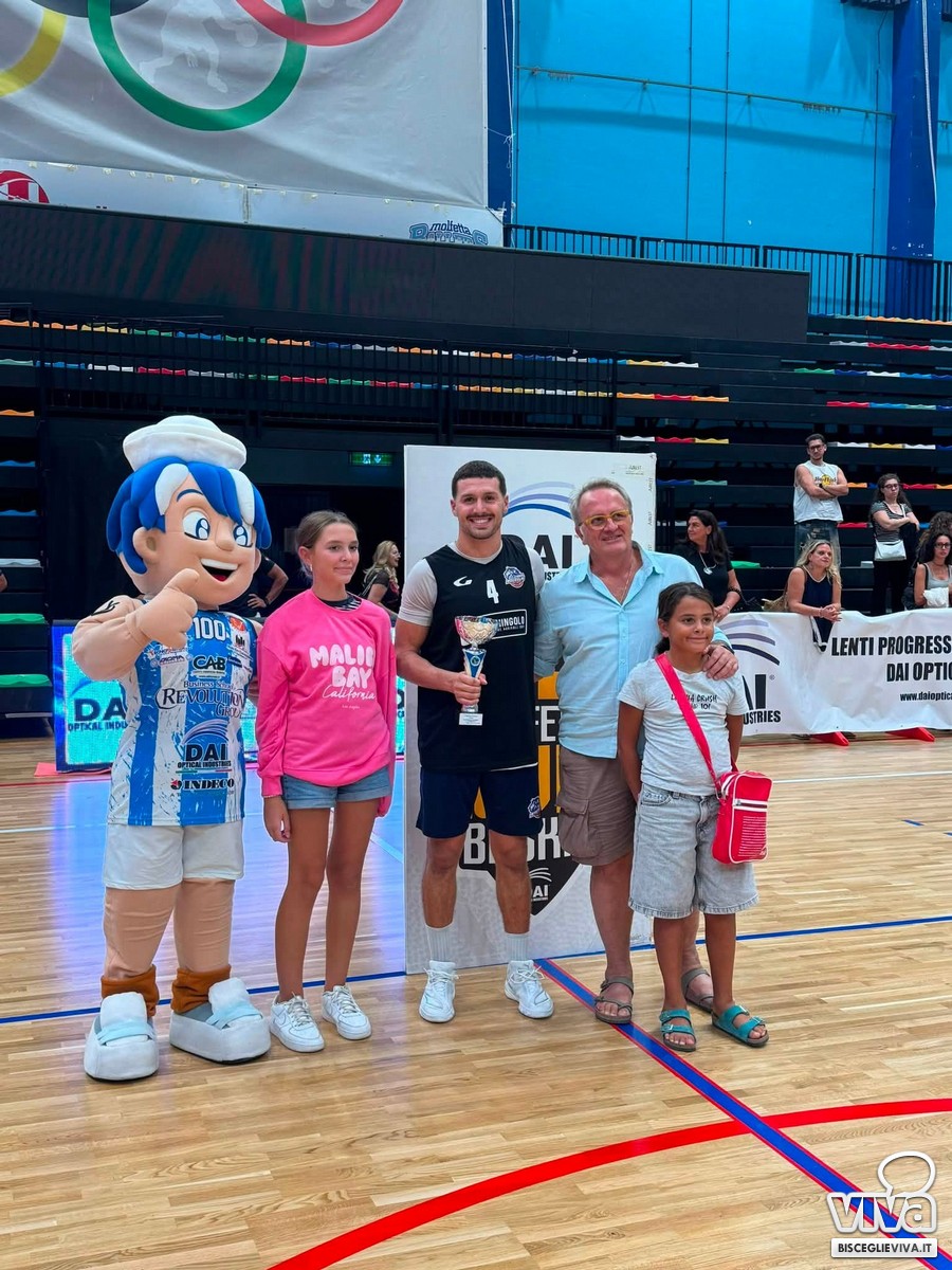 La premiazione con il capitano dei Lions Bisceglie Leonardo Di Dio