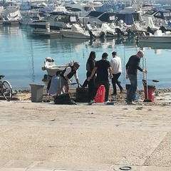 I commercianti di via La Spiaggia ripuliscono la zona del porto