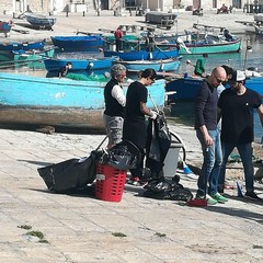 I commercianti di via La Spiaggia ripuliscono la zona del porto