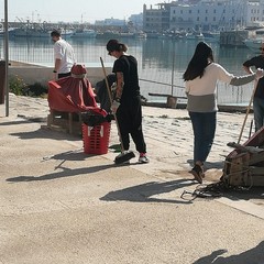 I commercianti di via La Spiaggia ripuliscono la zona del porto