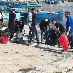 I commercianti di via La Spiaggia ripuliscono la zona del porto