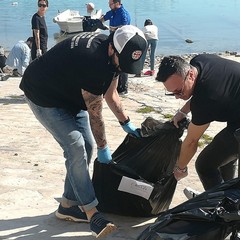 I commercianti di via La Spiaggia ripuliscono la zona del porto