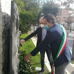 Angarano e D'Alberto depositano corona al monumento dedicato a Giuseppe Di Vittorio