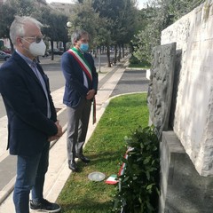 Angarano e D'Alberto depositano corona al monumento dedicato a Giuseppe Di Vittorio