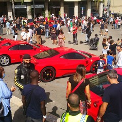 Bisceglie, il rosso Ferrari conquista piazza Vittorio Emanuele II