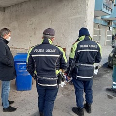 Abbandono di rifiuti in via Abate Bruni, multati due individui