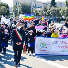 I piccoli del primo circolo didattico di Bisceglie sfilano per la pace