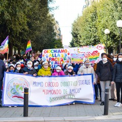 I piccoli del primo circolo didattico di Bisceglie sfilano per la pace