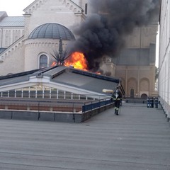 Fiamme nelle vicinanze dell'ex Casa della Divina Provvidenza