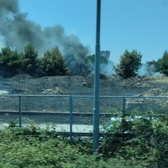 Brucia Miragica, il fumo manda in tilt la statale 16 bis
