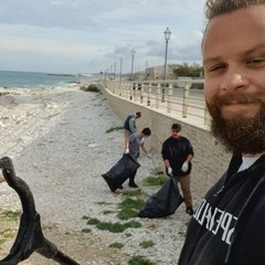 Volontari puliscono un tratto di spiaggia biscegliese