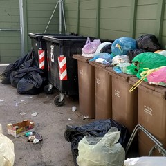 Cumuli di rifiuti all'interno dell'isola ecologica mobile nelle vicinanze del PalaDolmen di Bisceglie