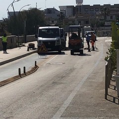 Lavori di chiusura di un canale di scolo in zona Salsello