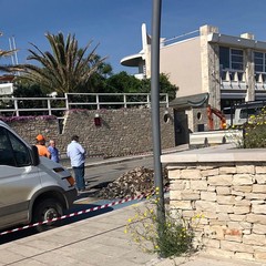Lavori di chiusura di un canale di scolo in zona Salsello