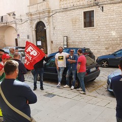Bisceglie, protesta sotto Palazzo San Domenico dei lavoratori del servizio di igiene urbana