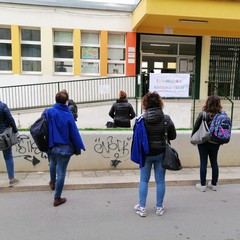 Zaini, grembiuli e cartelli di protesta davanti alle scuole biscegliesi