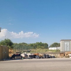 Rifiuti nei pressi delle isole ecologiche