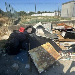 Rifiuti nei pressi delle isole ecologiche