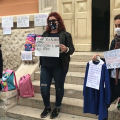 Zaini, grembiuli e cartelli di protesta davanti alle scuole biscegliesi