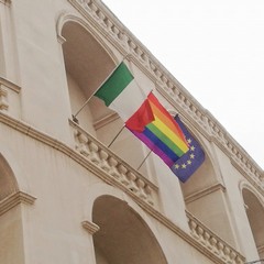 Giornata internazionale contro l'omofobia, bandiera arcobaleno su Palazzo San Domenico
