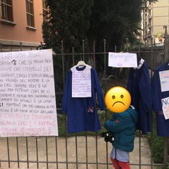 Zaini, grembiuli e cartelli di protesta davanti alle scuole biscegliesi