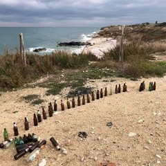 Volontari puliscono un tratto di spiaggia biscegliese