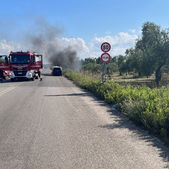 Auto in fiamme sulla Bisceglie-Corato
