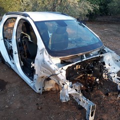 Le carcasse delle due auto rubate a Bisceglie