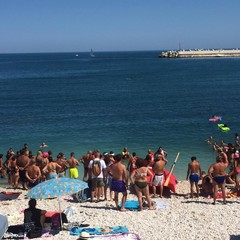 Cani da salvataggio impegnati in una dimostrazione sulle spiagge biscegliesi