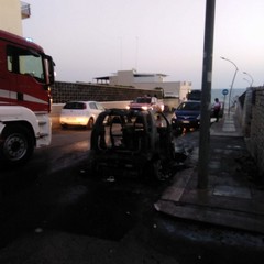 A fuoco due auto in via Ricasoli