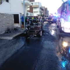 A fuoco due auto in via Ricasoli