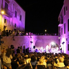 Bisceglie Jazz Festival - Inaugurata da un emozionante piano-solo del big Mirko Signorile sull'isolotto "La Cassa", la tre giorni a ritmo di jazz (5, 6,7 agosto) ha regalato alla città grandi nomi, sfruttando i palcoscenici più insoliti e suggestivi della città