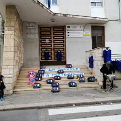 Zaini, grembiuli e cartelli di protesta davanti alle scuole biscegliesi