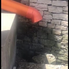 Lavori di chiusura di un canale di scolo in zona Salsello