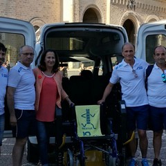 Cooperativa Kairos - Ha inaugurato il primo taxi sociale della città, un servizio grauito e autofinanziato con cui disabili, anziani ecittadini con difficoltà motorie possono chiedere supporto nel trasporto urbano. Da luglio il taxi è anche dotato di una carrozzella