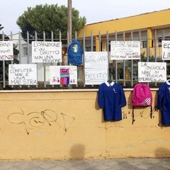 Zaini, grembiuli e cartelli di protesta davanti alle scuole biscegliesi