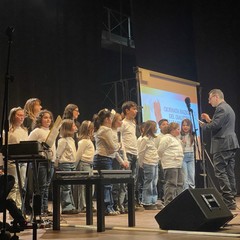 coro di alunni del Secondo Circolo didattico Caputi con U Vang le n uste