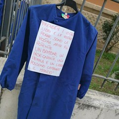 Zaini, grembiuli e cartelli di protesta davanti alle scuole biscegliesi