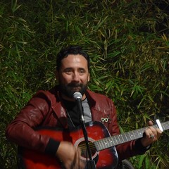 Federico Zampaglione durante il set in acustico a Bisceglie