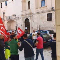 Bisceglie, protesta sotto Palazzo San Domenico dei lavoratori del servizio di igiene urbana