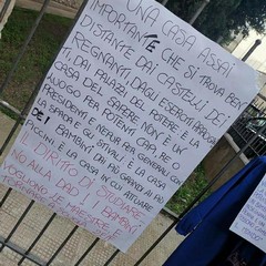 Zaini, grembiuli e cartelli di protesta davanti alle scuole biscegliesi