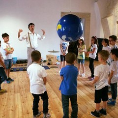 Giuliano Di Cesare - Trombettista, ideatore e costruttore di strumenti musicali personalizzati per diversamente abili, al Castello di Bisceglie ha una vita frenetica di appuntamenti inusuali. Tra questi un laboratorio per bambini fal Castello di Bisceglie, con cui sta tentando di insegnare ai piccoli come riprodurre i suoni del mare attraverso l'autocostruzione di strumenti musicali