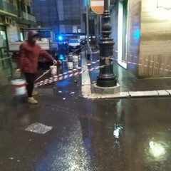 Vento forte e pioggia battente causano problemi ad alcune strade cittadine