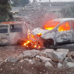 Auto rubate e incendiate, trovate le carcasse fra Bisceglie e Corato