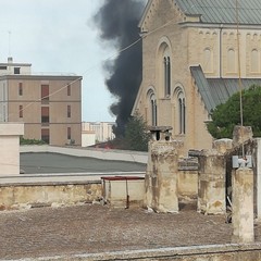 Fiamme nelle vicinanze dell'ex Casa della Divina Provvidenza